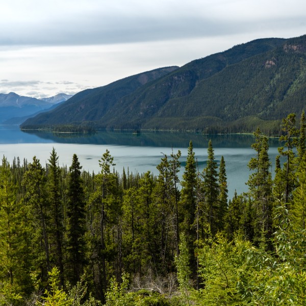 A scerene mountain lake surrounded by mountains
